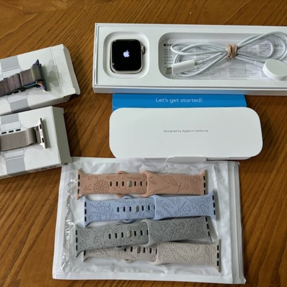 Apple Smart Watch SE 2nd Gen 40mm Starlight with 6 watch bands